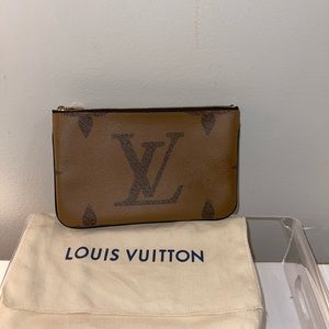Louis Vuitton DOUBLE ZIP POCHETTE - Like New - 100% Authentic